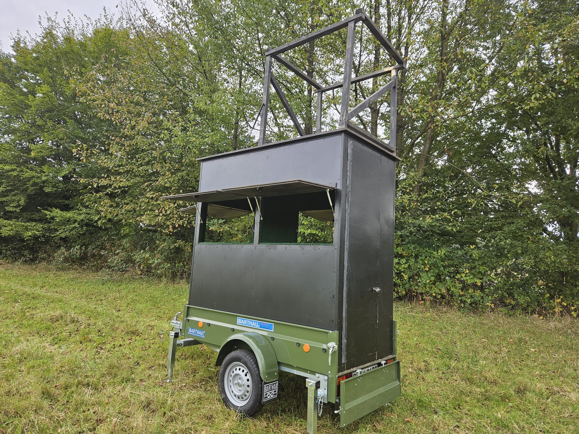Vorderseite-Mobiler_Ansitz_mit_Kanzelbock-Mobile_Jagdkanzel-Jagd_Weber16