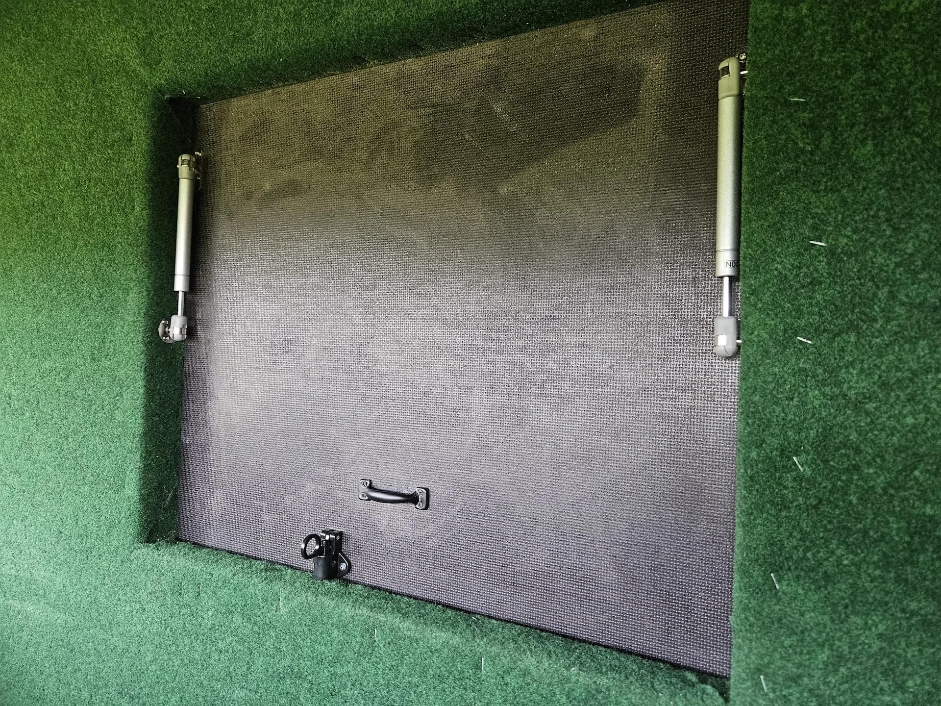 Geräuschlose_Fensterklappen_geschlossen-Mobile_Jagdkanzel-Jagd_Weber