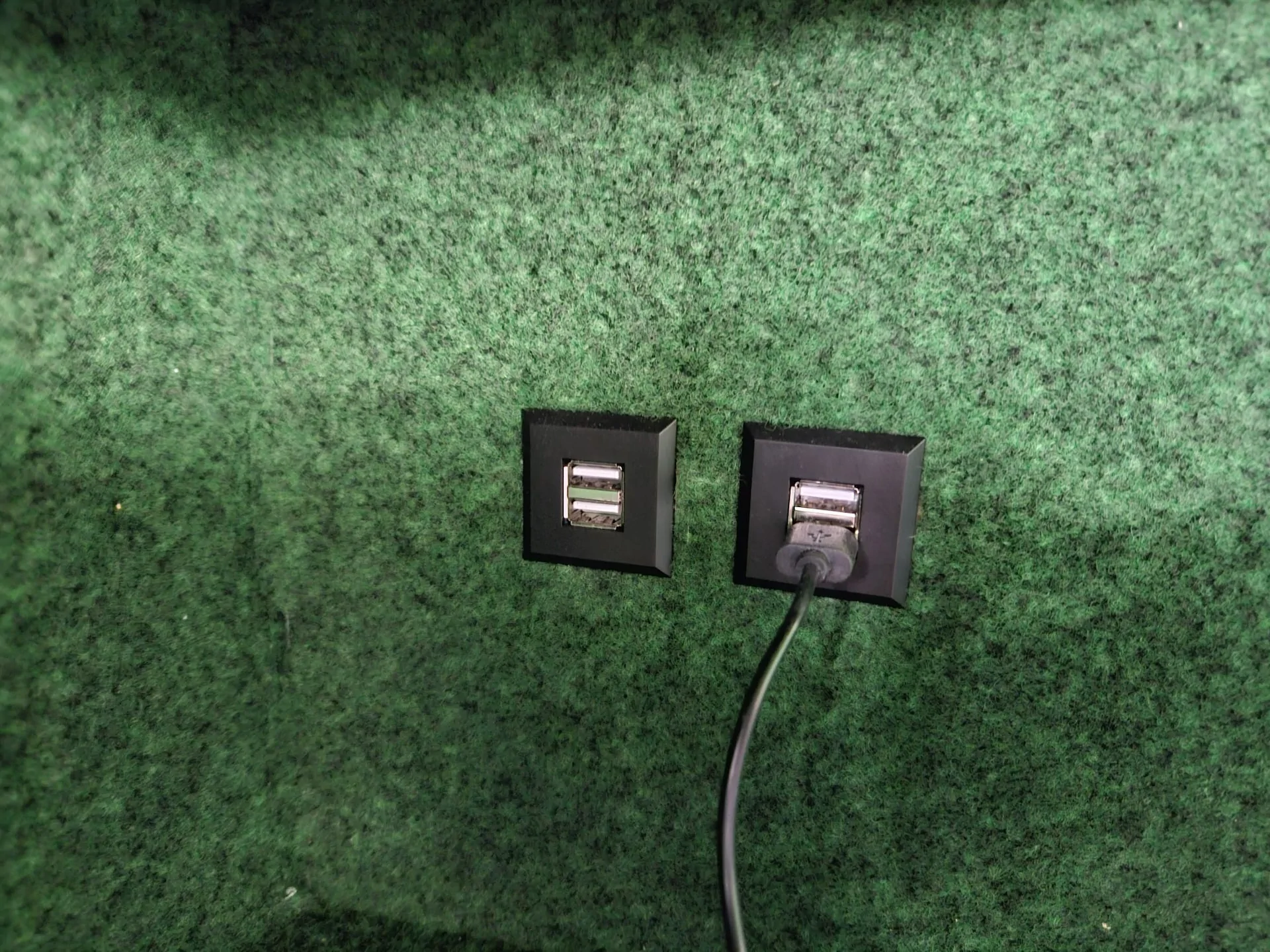 USB_Anschluesse_Mobile_Jagdkanzel-Jagd_Weber